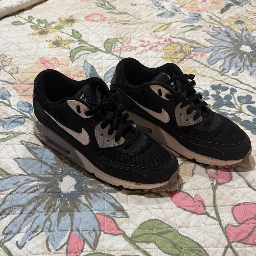 Black and White Nike airmax Sneakers